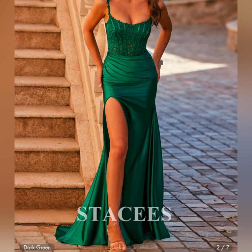 Elegant Green Lace Evening Gown